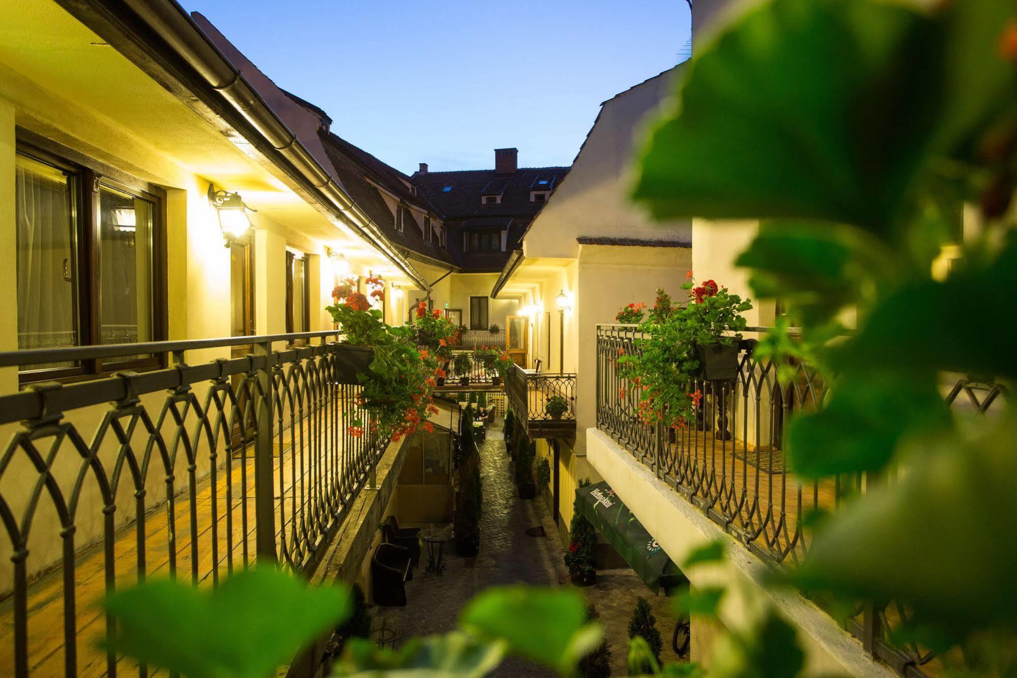 Drachenhaus Hotel Braşov Exterior foto